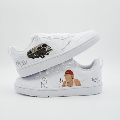 Zwei gestapelte weiße Sneaker mit handgemaltem VW Bus, 'JJ' Porträt mit rotem Bandana, Surfbrett-Motiv und Schriftzügen 'Pogue Life' und 'P4L' im Outer Banks Stil.