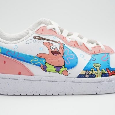 Nahaufnahme eines weißen Nike Sneakers mit handgemaltem Patrick Star aus SpongeBob, rosa Fersenkappe, Quallen-Kescher und Unterwasser-Motiven am Mittelfeld.