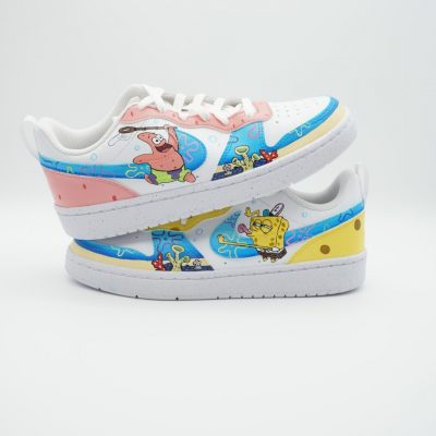 Zwei gestapelte weiße Nike Sneaker mit handgemalten SpongeBob und Patrick Star Motiven, pastellgelb-rosa-blauen Akzenten und verspieltem Unterwasser-Design.