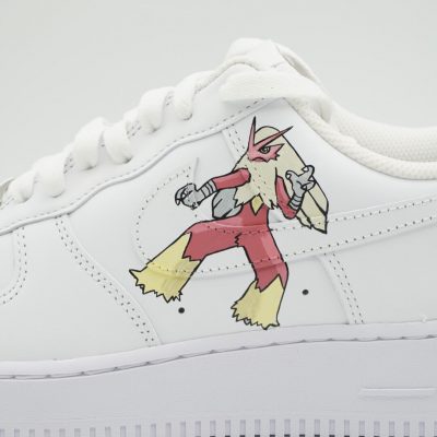 Nahaufnahme eines weißen Nike Air Force 1 mit handgemaltem Pokemon Lohgock in dynamischer Kampfpose mit roten Federn und gelben Beinen an der Seite.