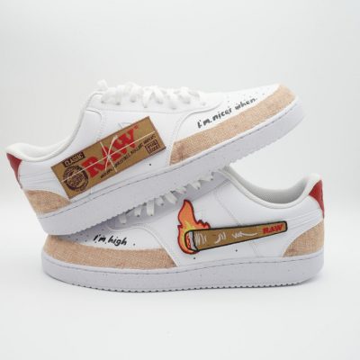 Paar weiße Nike Air Force 1 Custom Sneaker mit Raw Papers Design, Hanfpapier-Akzente Joint-Motiv und Schriftzüge ‚I’m nicer when‘ und ‚I’m high‘ auf den Seiten