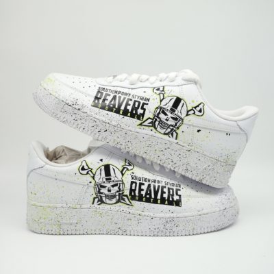 Paar weiße Nike Air Force 1 Custom Sneaker mit Reavers Football Team Logo, Totenkopf mit Football-Helm und Schriftzug Beavers in Schwarz und Neongelb, gespritzte Sohle