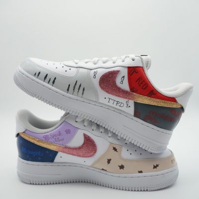 Paar weiße Nike Air Force 1 Custom Sneaker mit Taylor Swift Eras Tour Design, verschiedene Album-Motive wie TTPD Red Speak Now und Midnights in unterschiedlichen Farben