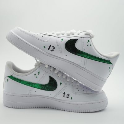 Paar weiße Nike Air Force 1 Custom Sneaker mit Taylor Swift Reputation Design, grüner Glitzer-Swoosh mit Sternen und Initialen ts und 13 auf den Seiten