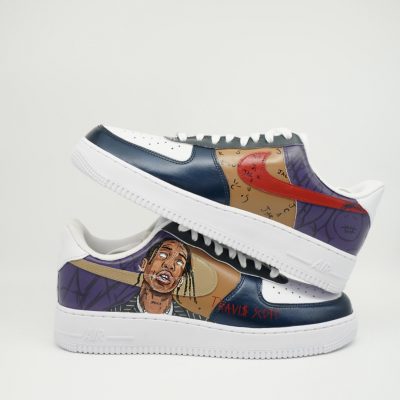 Paar weiße Nike Air Force 1 Custom Sneaker mit Travis Scott Portrait und blau-beige-lila Farbgebung, gestapelte Außenansicht beider Schuhe vor neutralem Hintergrund