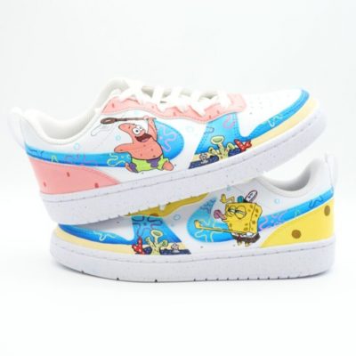 Weißer Sneaker mit handgemalten SpongeBob und Patrick Star Motiven, pastellfarbenen Akzenten in Gelb, Rosa und Blau sowie verspieltem Unterwasser-Design.