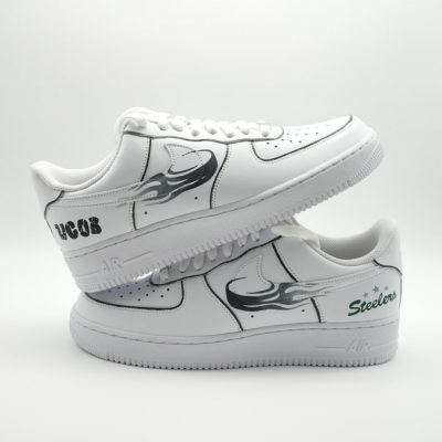 Weiße Sneakers mit grauen Akzenten und Steelers-Logo auf der Seite.