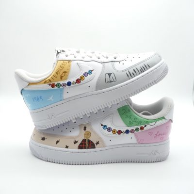 Weiße Nike Air Force 1 Sneakers mit bunten Designs und Aufdrucken für die Eras Tour von Taylor Swift.