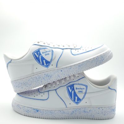 Paar weiße Nike Air Force 1 Custom Sneaker mit VfL Bochum Design, hellblauer Swoosh und Vereinswappen Bochum 1848 sowie hellblaue Farbspritzer auf den Seiten