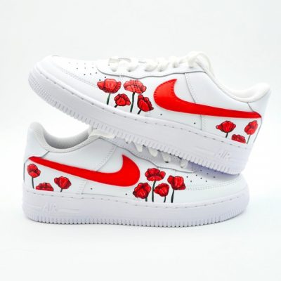 Paar weiße Nike Air Force 1 Custom Sneaker mit Valentinstag-Design, rote Mohnblumen-Motive und roter Swoosh auf beiden Schuhen, gestapelte Präsentation