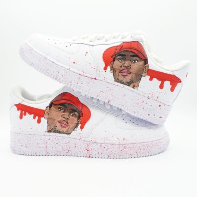 Paar weiße Nike Air Force 1 Custom Sneaker mit handgemaltem Chris-Brown-Portrait und roter Mütze, rote Drip-Effekte und Farbspritzer auf beiden Schuhen