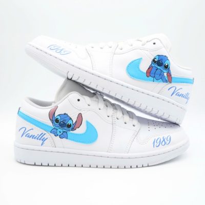 Paar weiße Nike Air Jordan 1 Low Custom Sneaker mit handgemaltem Stitch-Motiv auf hellblauem Swoosh, Schriftzug Vanilly auf der Ferse und Zahl 1989