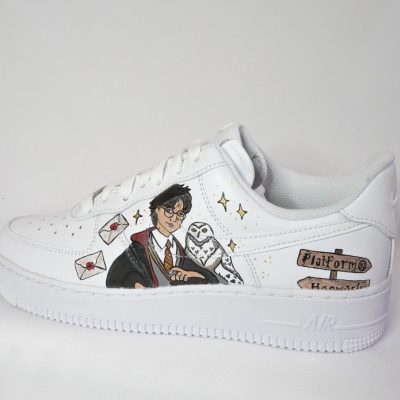 Weißes Sneaker-Modell mit handgezeichnetem Harry-Potter-Motiv und Briefen auf der Seite.