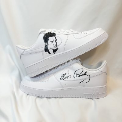 Weißes Sneaker-Modell mit einem schwarzen Porträt auf der Seite und einer Unterschrift.