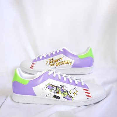 Custom Sneaker mit lila und grünen Akzenten sowie Buzz Lightyear Grafik auf der Seite.