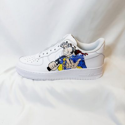 Weißer Sneaker mit einer bunten Illustration eines Charakters auf der Seite.