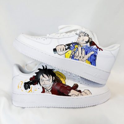 Weißes Sneaker-Modell mit handgezeichneten Charakteren aus One Piece auf beiden Seiten.